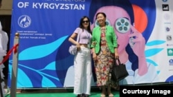 Мээрим Догдурбекова жана жазуучу Топчугүл Шайдуллаева.