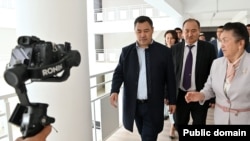 Президент Садыр Жапаров и министр здравоохранения Алымкадыр Бейшеналиев на открытии реабилитационного комплекса «Алтын балалык» в Чолпон-Ате. 1 июня 2022 года.