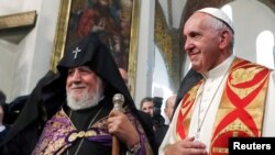Папа Франциск (П) і католикос всіх вірмен Гарегін II