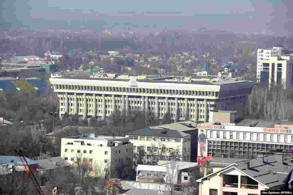 Бийиктен караган кишиге Ак үй ушундай көрүнөт.