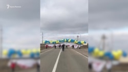 Qırımnıñ memuriy sıñırında siyasiy mabüslerge qoltutuv baneri köterildi (video)