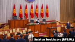 Избранные депутаты нового созыва Жогорку Кенеша  на первом заседании. 