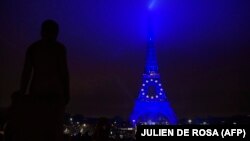 Kulla Eiffel e ndriçuar me flamurin e BE-së për të shënuar marrjen e kryesimit të Presidencës së bllokut nga Parisi zyrtar. Francë, 31 dhjetor 2021. 
