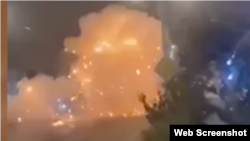 В Туркменистане, где продажа фабричных петард запрещена дети и подростки сами изготавливают взрывпакеты для использования в новогоднюю ночь