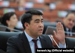 Жанар Акаев.