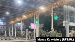 Алматы аэропортундагы полиция кызматкерлери, 5-январь, 2022-жыл. 