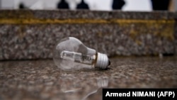 Fotografi e realizuar gjatë një proteste kundër ndërprerjeve të energjisë elektrike. 27 dhjetor 2021.