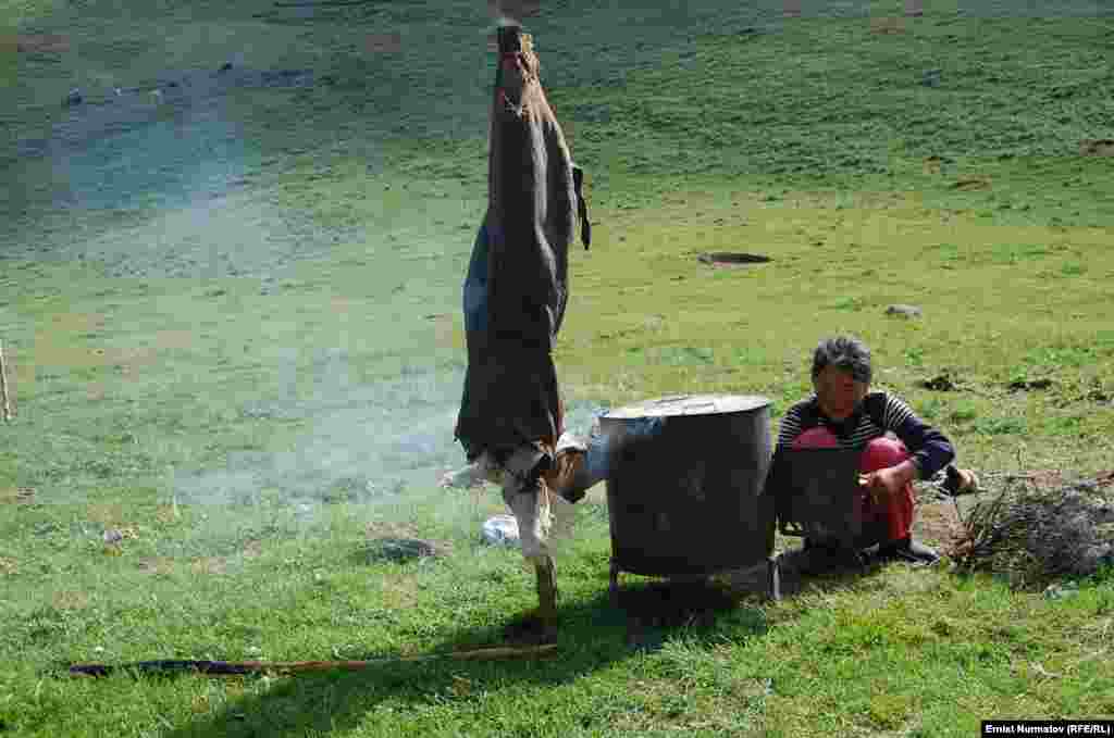 Горянка коптить "чанач". Прежде чем использовать его для приготовления кумыса 