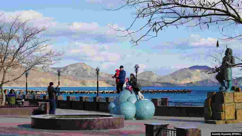 Сім'я фотографується на &laquo;Хмаринці щастя&raquo;: шести керамічних кулях, встановлених перед пам'ятником поетові Максиміліану Волошину