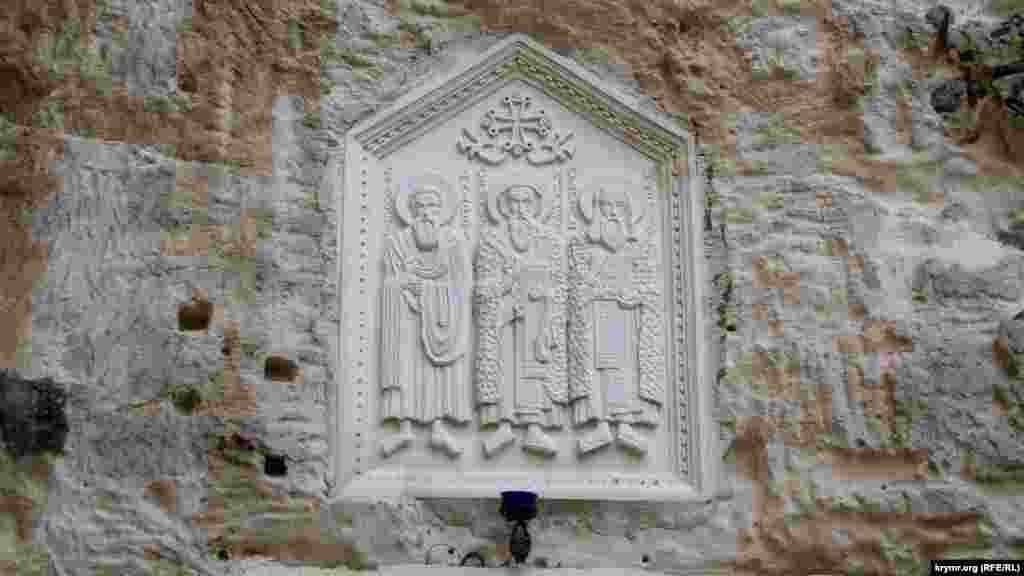 Зараз у монастирі знаходиться п'ять діючих храмів: два наземних &ndash; Святої Трійці і великомученика Пантелеймона Цілителя, три печерних &ndash; на честь Святого Апостола Андрія Первозванного, Святого Климента і святителя Мартіна Сповідника &ndash; вони зображені на барельєфі