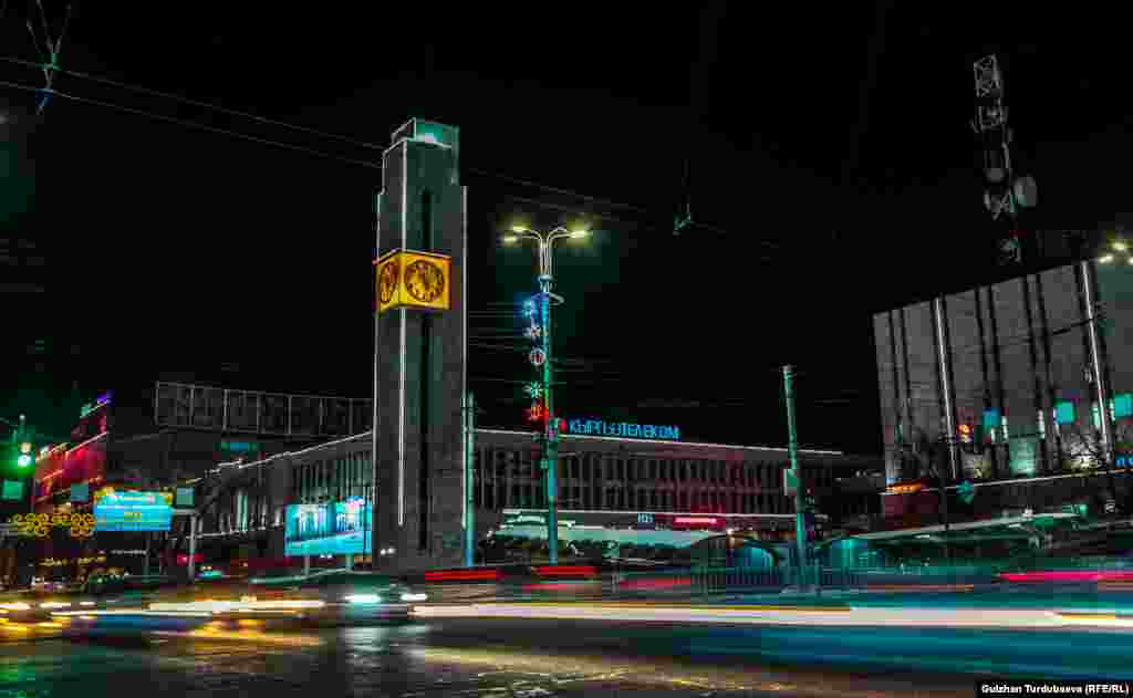 Кечки Бишкек. "Кыргызтелеком" ишканасынын имараты.