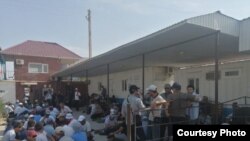 Жаңы-Өзөн шаарындагы «Кезби» мунай компаниясынын жумушчулары иш ташташты. 21-апрель, 2022-жыл.