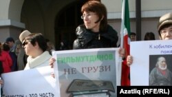 Protesters rallied for the Russian language in Kazan on April 16.