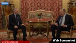 აფხაზეთის ე.წ. პრეზიდენტობის კანდიდატი და ყოფილი ვიცე-პრეზიდენტი ბადრა გუნბა (მარცხნივ) ხვდება რუსეთის საგარეო საქმეთა მინისტრ სერგეი ლავროვს. კადრი რუსეთის ტელევიზიის 6 თებერვლის ეთერიდან. 