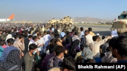 Forcat amerikane ruajn; perimetrin në aeroportin e Kabulit teksa mijëra afganë tentojnë të largohen nga vendi. Kabul, 16 gusht 2021. 