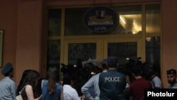 Студенты Театрального института блокировали двери в здание вуза, Ереван, 22 мая 2019 г.
