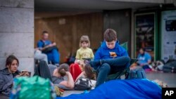 Din nou în refugiu. Copiii într-o stație de metrou, la Kiev, în primele ore ale zilei de 5 iulie.