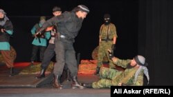 Сцена из пьесы «Есігімді қаққан кім?»  («Кто стучится в мою дверь?»). Актобе, 2 сентября 2016 года. 