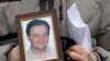 Portret al avocatului Sergei Magnițki, mort în detenție după ce a dezvăluit corupția la nivel înalt din Rusia, ținut de mama sa, în timpul unui interviu acordat Associated Press, la Moscova, 30 noiembrie 2009.
