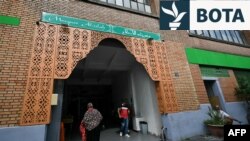 Besimtarët e fesë islame duke u larguar nga xhamia Islah në periferi të Francës, para së cilës janë vendosur koka derrash. Fotografi e 9 shtatorit.