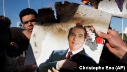 معترضان در تظاهراتی در ۲۴ ژانویه ۲۰۱۱، ده روز پس از خروج بن‌علی تصویری از او را به آتش کشیده‌اند.