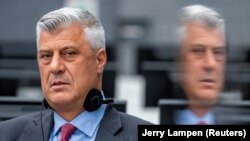 Ish-presidenti i Kosovës, Hashim Thaçi, gjatë një paraqitjeje para Dhomave të Specializuara në Hagë. 