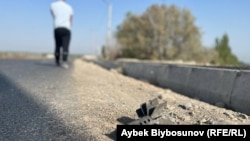 Часть снаряда, упавшего на дорогу в Баткенской области. Иллюстративное фото.