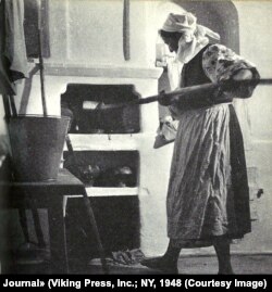 Ось у такій печі варився український борщ і пеклися паляниці. Фотоілюстрація з «Російського щоденника» Дж. Стейнбека