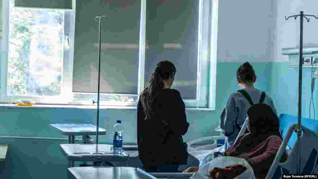 Familjarët e një pacienti në Klinikën e Kirurgjisë Torakale.