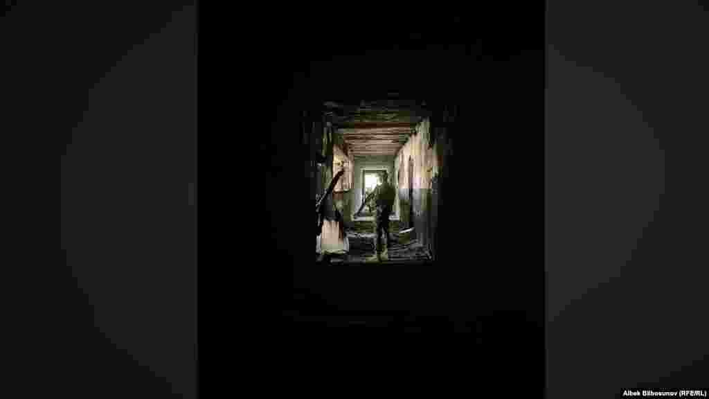 Сентябрдагы кыргыз-тажик чек арасындагы куралдуу жаңжалдан кийин Ак-Сай айылындагы мектепте тартылган сүрөт. "Баткенде соңку эки жыл ичинде 60 күндөн ашык жүрүп, чек арадагы айылдардын эки жолу талкаланганына күбө болдум. Сентябрдагы кагылышуу былтыркыга караганда масштабдуу болду. Бул сүрөт Ак-Сай айылындагы мектепте тартылган. Анда курал көтөрүп турган жоокердин кызматташтарынын сөөгү ушул билим берүү мекемесинен табылган. Имараттын ичинде жана сыртында жарылбай калган минометтун огу көп болгондуктан жоокер бизге жол көрсөтүп жүргөн. Мектептеги толук өрттөлгөн класстардын бириндеги доскада &ldquo;15-сентябрь&rdquo; деген жазуу өчпөй калган экен. Ондогон кишинин өмүрүн алган окуя 16-сентябрда башталган. Ак-Сайда мектептин имаратынан тышкары жүзгө жакын үй толугу менен өрттөлүп кеткен",- деп жазат сүрөттүн Айбек Бийбосунов.&nbsp; &nbsp;