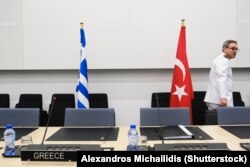 صندلی‌های ترکیه و یونان در کنار هم در نشست وزیران دفاع ناتو در ژوئن ۲۰۱۹