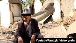 85-летний Пайзыла Ысманов у своего дома, разрушенного в ходе приграничного конфликта. Село Капчыгай, 21 сентября 2022 г.