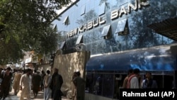 دفتر مرکزی «نوی کابل بانک» در شهر کابل 