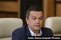 Sorin Grindeanu la semnarea contractului pentru pentru proiectarea şi execuţia Secţiunii 3 a Autostrăzii Sibiu-Piteşti, la sediul Ministerului Tranporturilor, 1 august 2022.