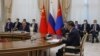Presidenti kinez, Xi Jinping dhe presidenti rus, Vladimir Putin marrin pjesë në një takim trepalësh me presidentin mongol, Ukhnaa Khurelsukh në margjinat e samitit të Organizatës për Bashkëpunim të Shangait (SCO) në Uzbekistan. 15 shtator 2022.
