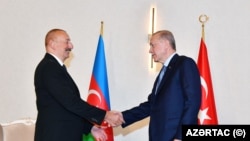 Президент Азербайджана Ильхам Алиев (слева) и президент Турции Реджеп Эрдоган