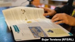 Një nxënës duke mësuar në shtëpi, për shkak të grevës në sektorin e arsimit në Kosovë. 