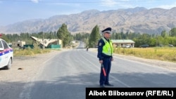 Милиционеры на дороге в Баткенской области. 