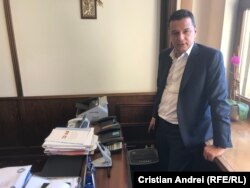 Sorin Grindeanu și „mașina de tocat hârtii” în care spune că ajung CV-urile pe care le primește pentru angajări pe criterii politice.