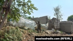 نوروز وايي، سېلاب یې د کور دېوال ړنګ کړ او اوس یې د پردې لپاره څادرونه غوړولي دي - د سېپټېمبر ۲۳مې انځور.