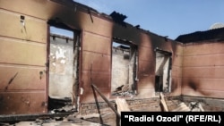 Один из сожженных во время конфликта на кыргызско-таджикской границе домов.  