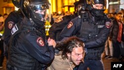 Москвадагы мобилизацияга каршы акция учурунда кармалгандар. 21-сентябрь, 2022-жыл.