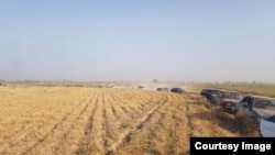  Ок атышуу болуп жаткан аймактан чыгып бараткан Лейлек районуну тургундары. 16-сентябрь. 2022-жыл.