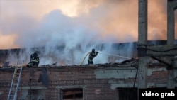 საილუსტრაციო ფოტო. უკრაინელი მეხანძრეები სუმიში აქრობენ რუსული დრონებით შეტევის შედეგად სახლში გაჩენილ ხანძარს