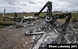 რუსული ვერტმფრენის ნამსხვრევები კიევთან, 18 აპრილი, 2022 წელი.