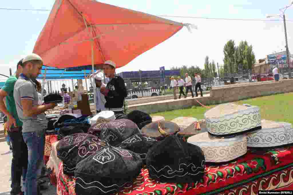 Активная торговля религиозными атрибутами у мечети "Сулайман-Тоо"