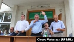 Около сотни жителей Гали и близлежащих сел в течение почти часа завороженно слушали министра обороны. Он с первых слов дал им понять, что здесь он – «свой»