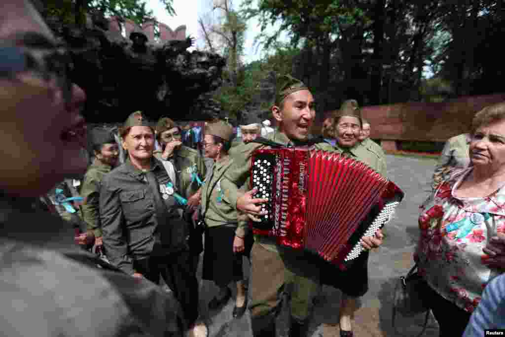 Жеңістің 80 жылдығына арналған мерекеге келген жұрт  28 гвардияшы-панфиловшылар саябағында жүр. 