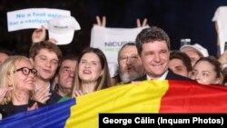 Никушор Дан (в центре справа) вместе со своими сторонниками празднует победу. Бухарест, вечер 18 мая 2025 года