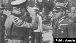 Немецкий офицер принимает сдачу в плен польского гарнизона в окрестностях Гданьска, 7 сентября 1939 года